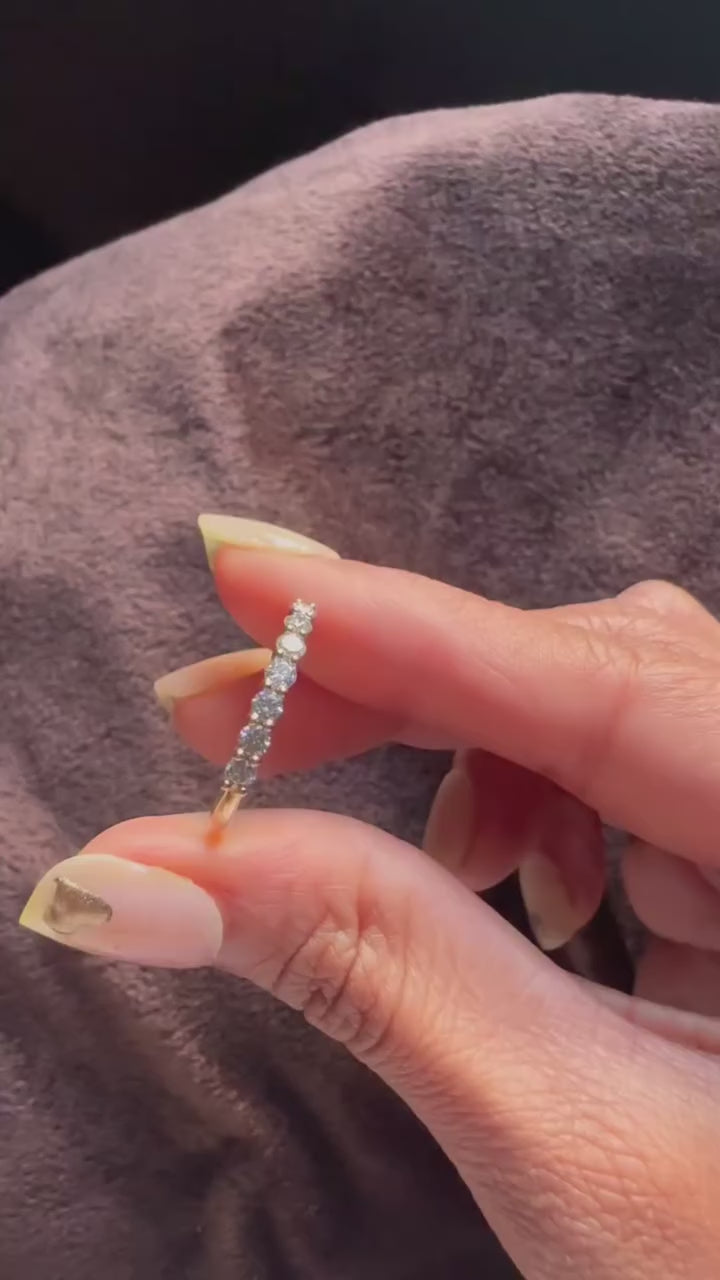 Elevate your love story with a diamond that dazzles. This breathtaking ring is the ultimate expression of devotion. Are you ready to make memories that last a lifetime? 💎💫