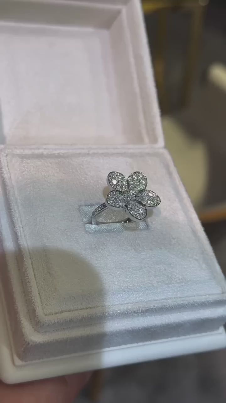 The perfect ring for the perfect moment! 💖✨  Imagine the look on their face when you reveal this beauty! Who's ready to say "yes"? Drop a 💍 if you believe in love at first sight!