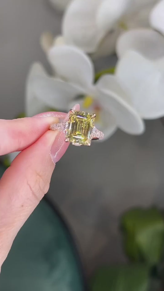 This gorgeous ring is a true showstopper. Who would you gift this beauty to? Tag them below!