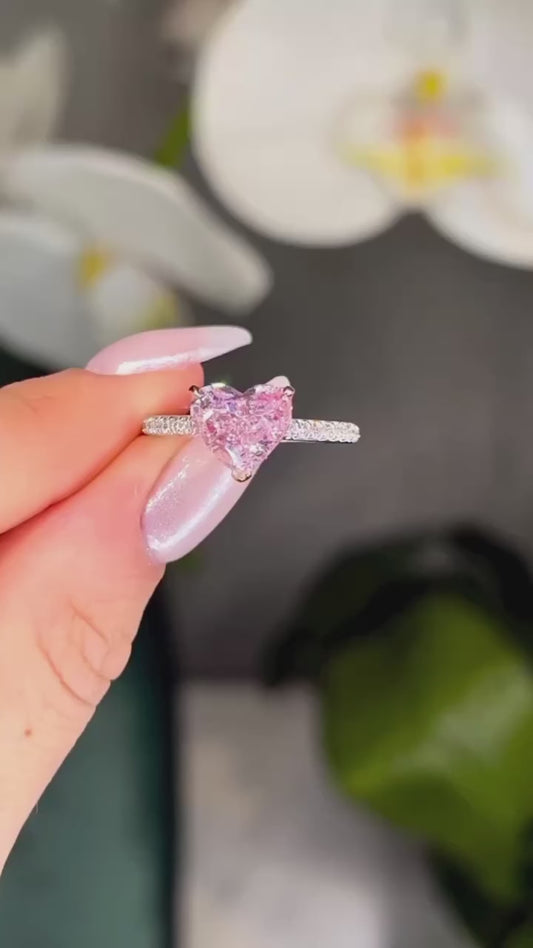 This stunning pink diamond ring is the perfect symbol of love and elegance. Who would you share this beauty with? Tag them below! 💍✨