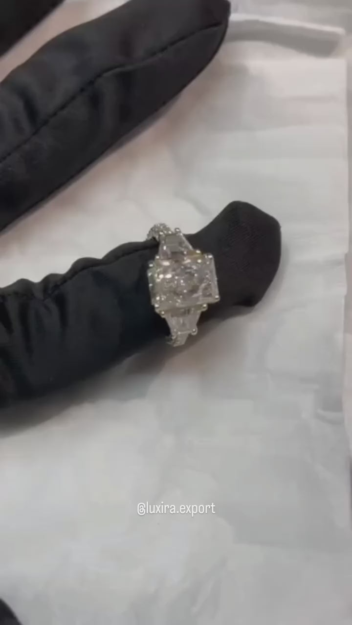 Beautiful Emrald cut Engegment ring 🤩😍