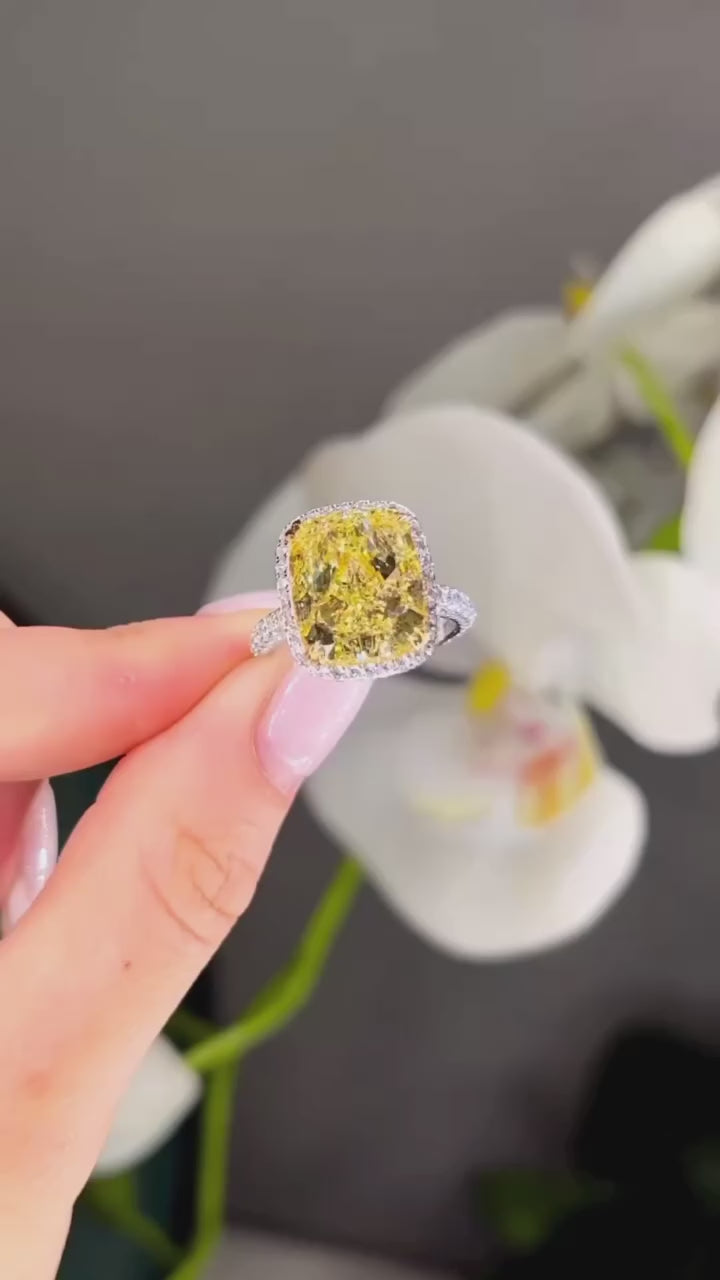 This yellow diamond ring is everything! Tag someone who would love this gem!