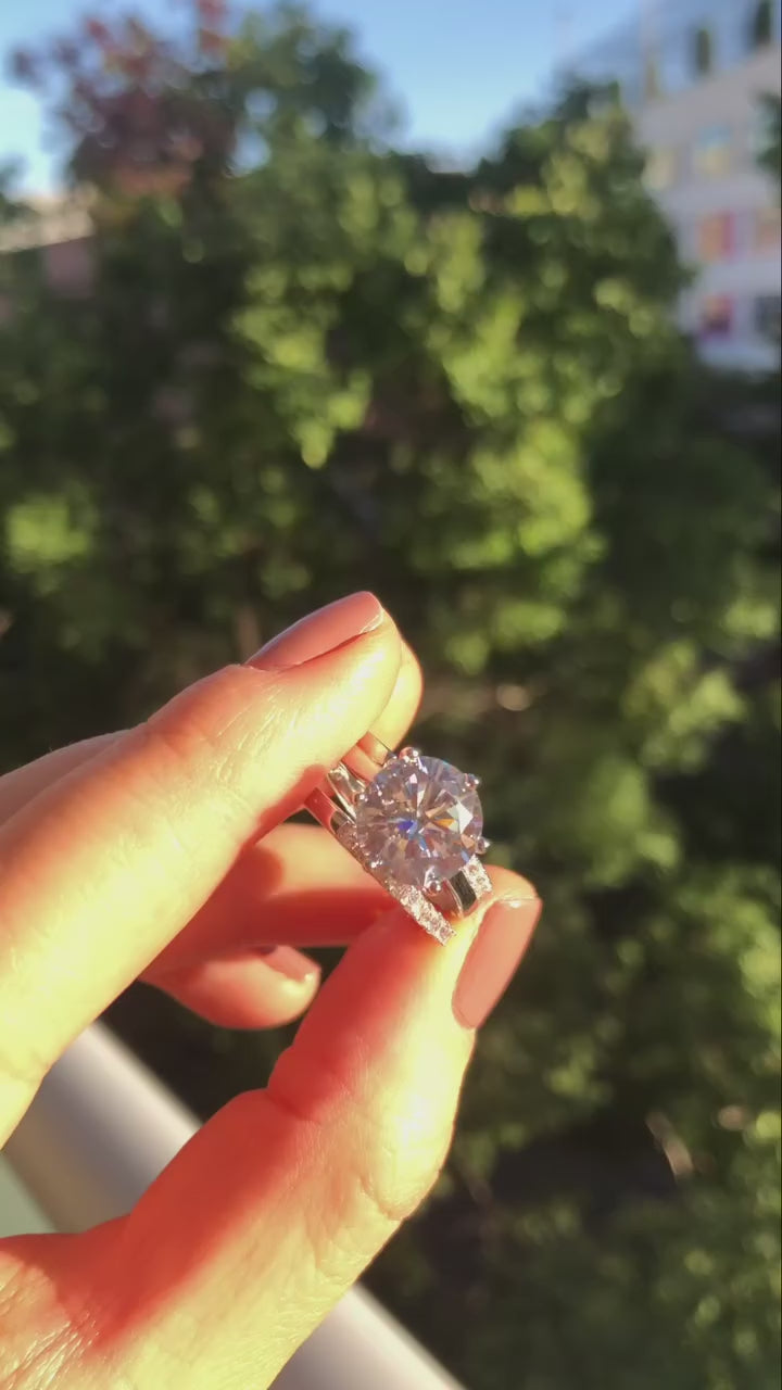 This diamond ring is giving me all the feels. Who’s ready to pop the question? Drop a 💖 if you’re all about that bling!